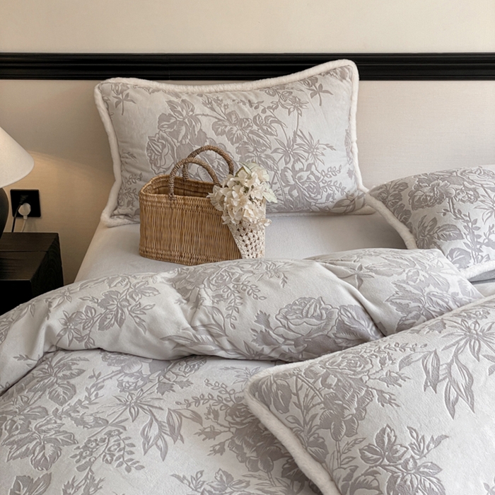 91家纺网 家纺一手货源 找家纺 宜代光年 2025新款小米貂牛奶绒雕花四件套 繁花似锦-灰