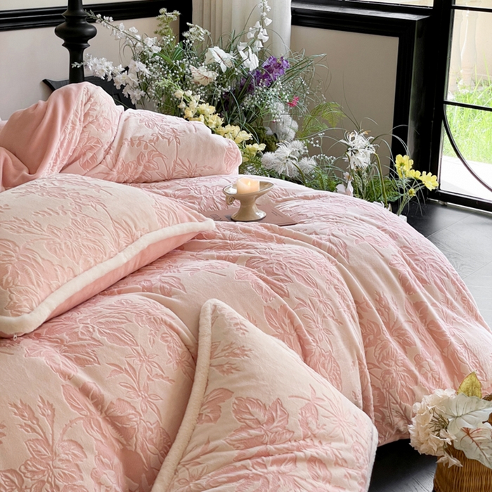 91家纺网 家纺一手货源 找家纺 宜代光年 2025新款小米貂牛奶绒雕花四件套 繁花似锦-粉