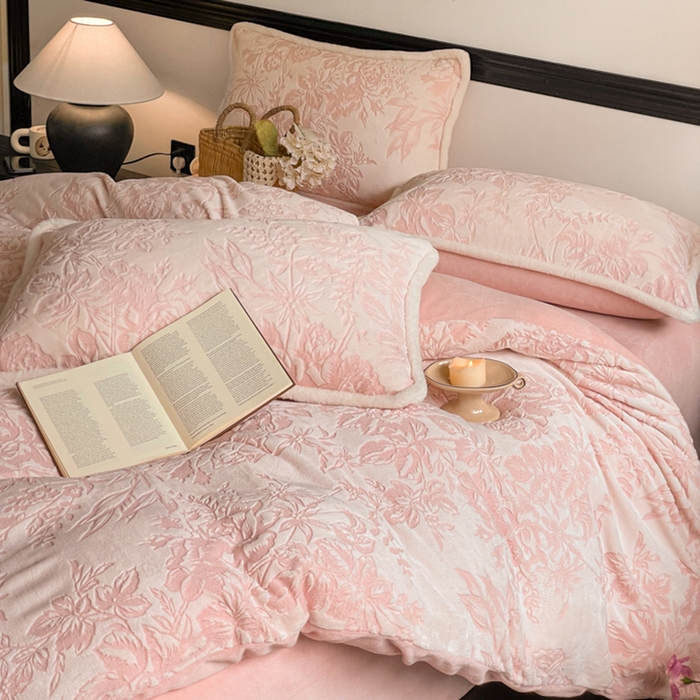 91家纺网 家纺一手货源 找家纺 宜代光年 2025新款小米貂牛奶绒雕花四件套 繁花似锦-粉