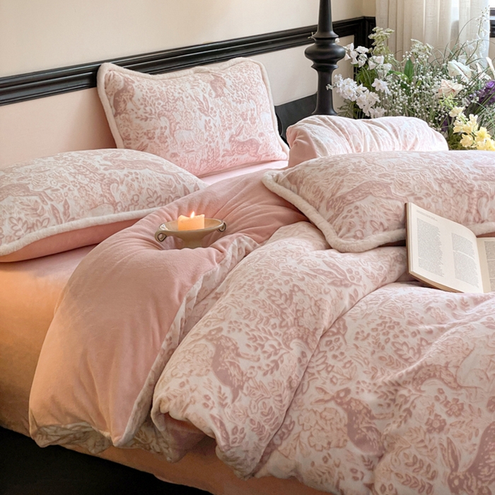 宜代光年 2025新款小米貂牛奶绒雕花四件套 魔法森林-粉