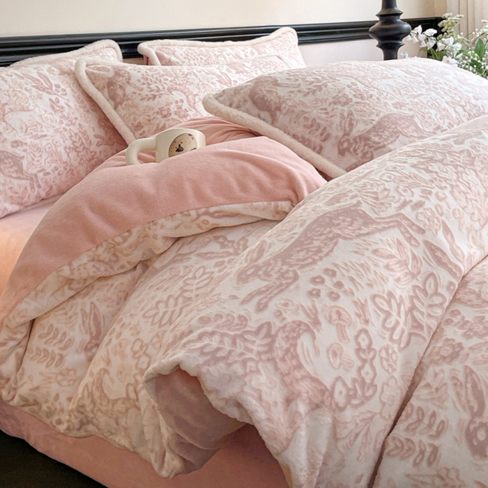 91家纺网 家纺一手货源 找家纺 宜代光年 2025新款小米貂牛奶绒雕花四件套 魔法森林-粉