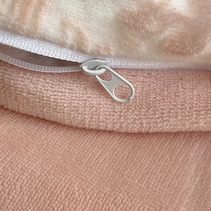 91家纺网 家纺一手货源 找家纺 宜代光年 2025新款小米貂牛奶绒雕花四件套 魔法森林-粉