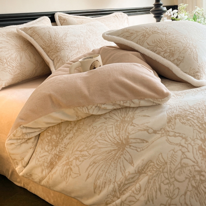 91家纺网 家纺一手货源 找家纺 宜代光年 2025新款小米貂牛奶绒雕花四件套 丛林-咖