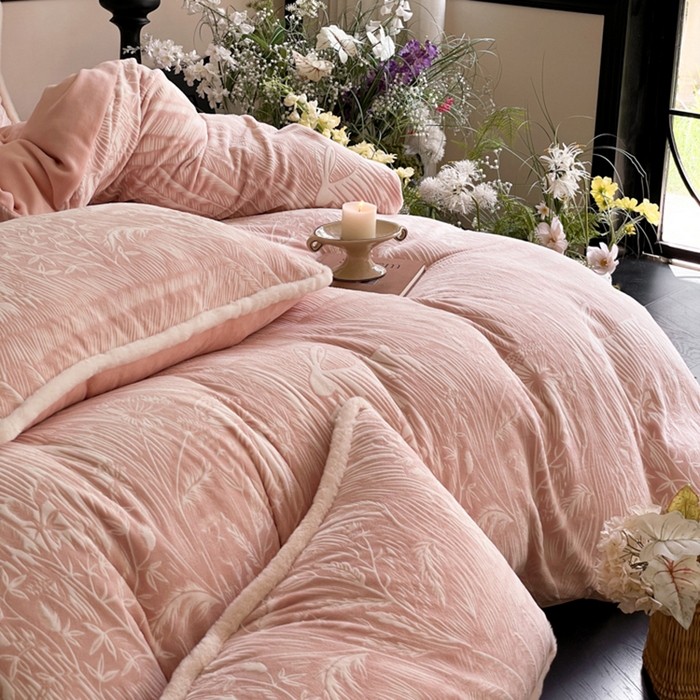 91家纺网 家纺一手货源 找家纺 宜代光年 2025新款小米貂牛奶绒雕花四件套 花丛小兔-粉