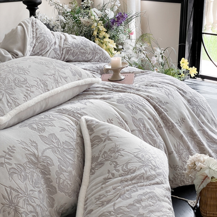 91家纺网 家纺一手货源 找家纺 宜代光年 2025新款小米貂牛奶绒雕花四件套 繁花似锦-灰