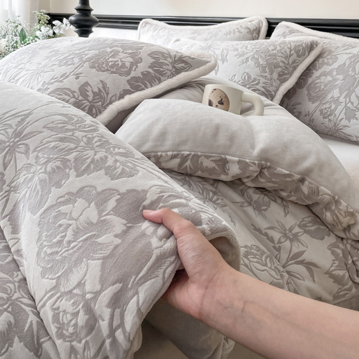 91家纺网 家纺一手货源 找家纺 宜代光年 2025新款小米貂牛奶绒雕花四件套 繁花似锦-灰