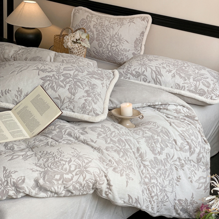 91家纺网 家纺一手货源 找家纺 宜代光年 2025新款小米貂牛奶绒雕花四件套 繁花似锦-灰