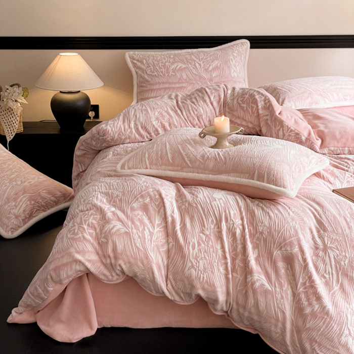 91家纺网 家纺一手货源 找家纺 宜代光年 2025新款小米貂牛奶绒雕花四件套 花丛小兔-粉