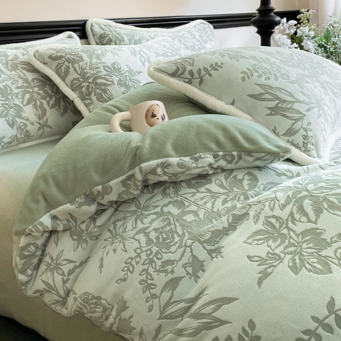 91家纺网 家纺一手货源 找家纺 宜代光年 2025新款小米貂牛奶绒雕花四件套 繁花似锦-绿