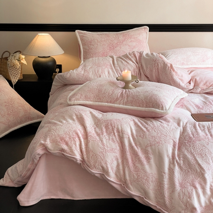 91家纺网 家纺一手货源 找家纺 宜代光年 2025新款小米貂牛奶绒雕花四件套 丛林-粉