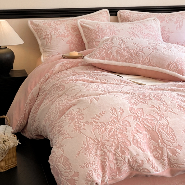 91家纺网 家纺一手货源 找家纺 宜代光年 2025新款小米貂牛奶绒雕花四件套 繁花似锦-粉