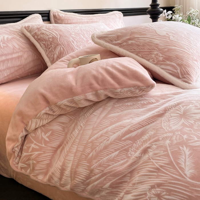 91家纺网 家纺一手货源 找家纺 宜代光年 2025新款小米貂牛奶绒雕花四件套 花丛小兔-粉