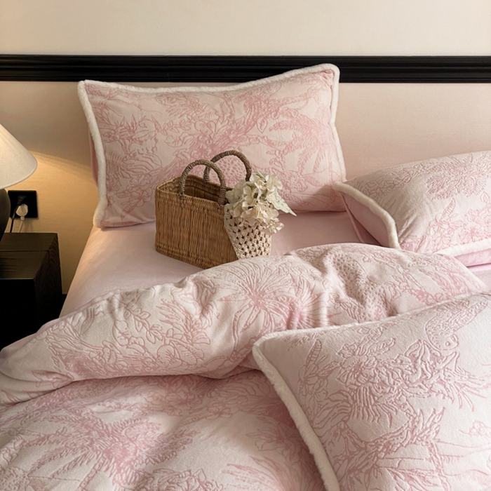 91家纺网 家纺一手货源 找家纺 宜代光年 2025新款小米貂牛奶绒雕花四件套 丛林-粉