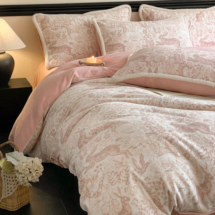 91家纺网 家纺一手货源 找家纺 宜代光年 2025新款小米貂牛奶绒雕花四件套 魔法森林-粉