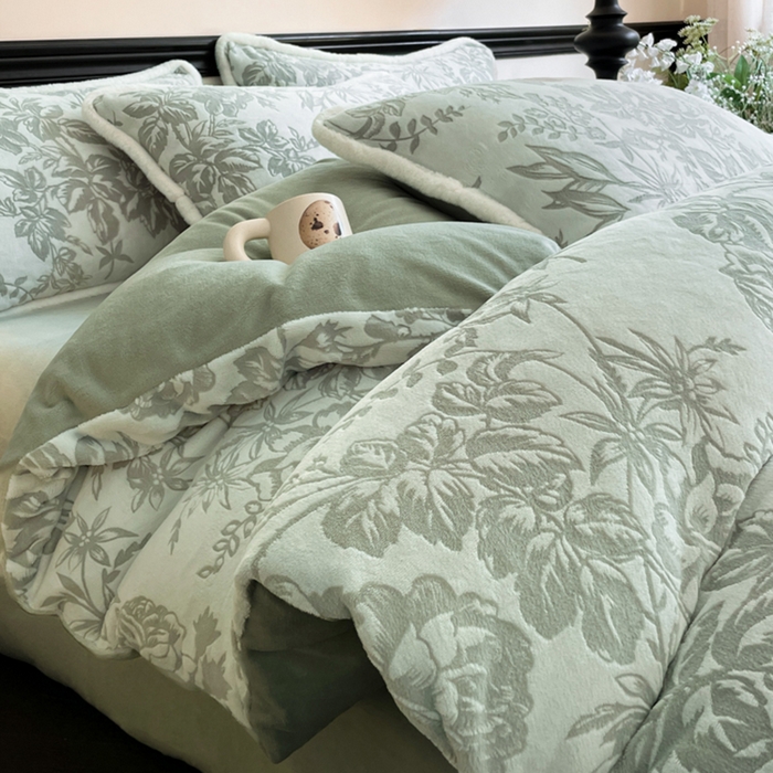 91家纺网 家纺一手货源 找家纺 宜代光年 2025新款小米貂牛奶绒雕花四件套 繁花似锦-绿