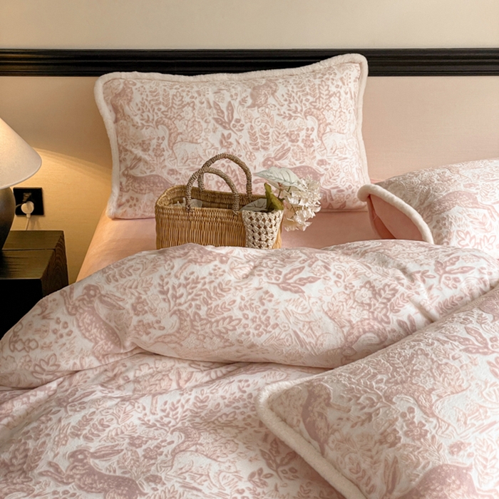 91家纺网 家纺一手货源 找家纺 宜代光年 2025新款小米貂牛奶绒雕花四件套 魔法森林-粉