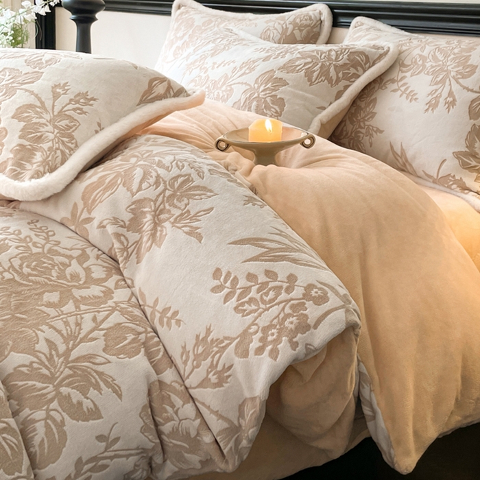 91家纺网 家纺一手货源 找家纺 宜代光年 2025新款小米貂牛奶绒雕花四件套 繁花似锦-咖