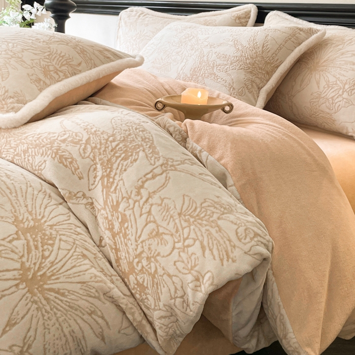 91家纺网 家纺一手货源 找家纺 宜代光年 2025新款小米貂牛奶绒雕花四件套 丛林-咖