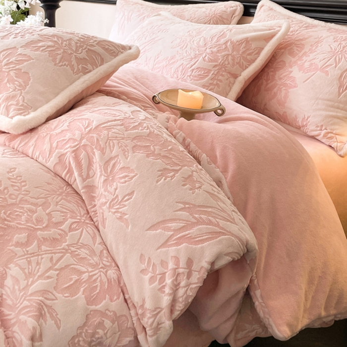 91家纺网 家纺一手货源 找家纺 宜代光年 2025新款小米貂牛奶绒雕花四件套 繁花似锦-粉