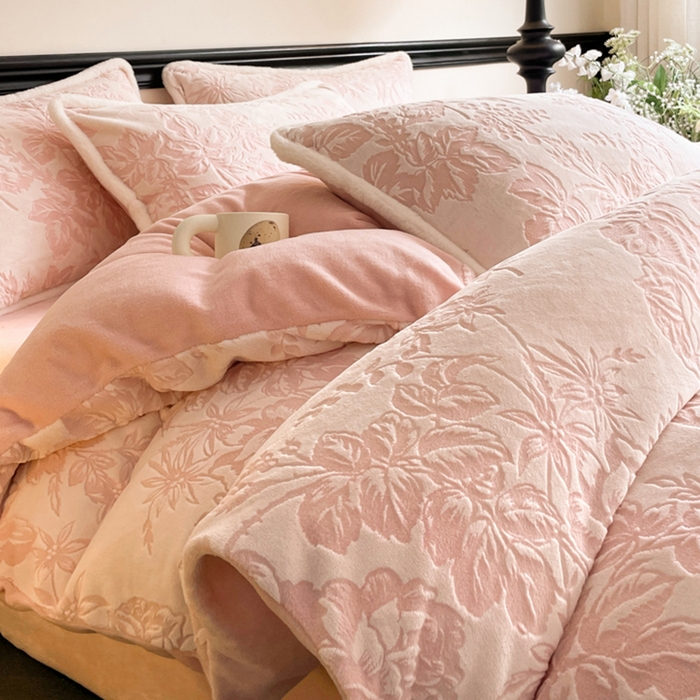 91家纺网 家纺一手货源 找家纺 宜代光年 2025新款小米貂牛奶绒雕花四件套 繁花似锦-粉