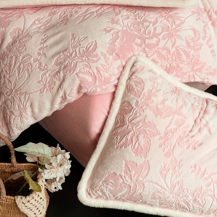 91家纺网 家纺一手货源 找家纺 宜代光年 2025新款小米貂牛奶绒雕花四件套 繁花似锦-粉