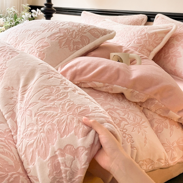 91家纺网 家纺一手货源 找家纺 宜代光年 2025新款小米貂牛奶绒雕花四件套 繁花似锦-粉