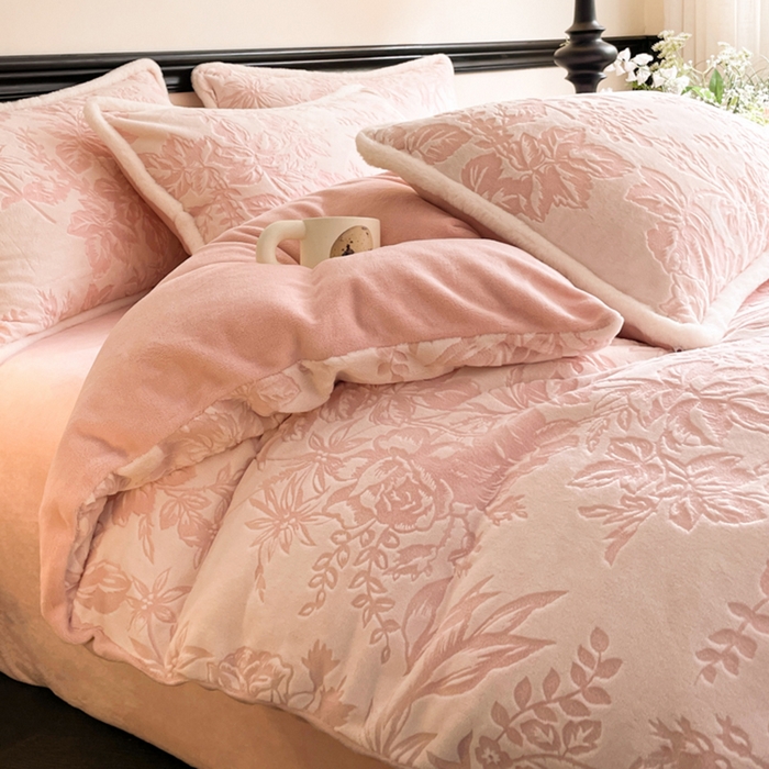 91家纺网 家纺一手货源 找家纺 宜代光年 2025新款小米貂牛奶绒雕花四件套 繁花似锦-粉