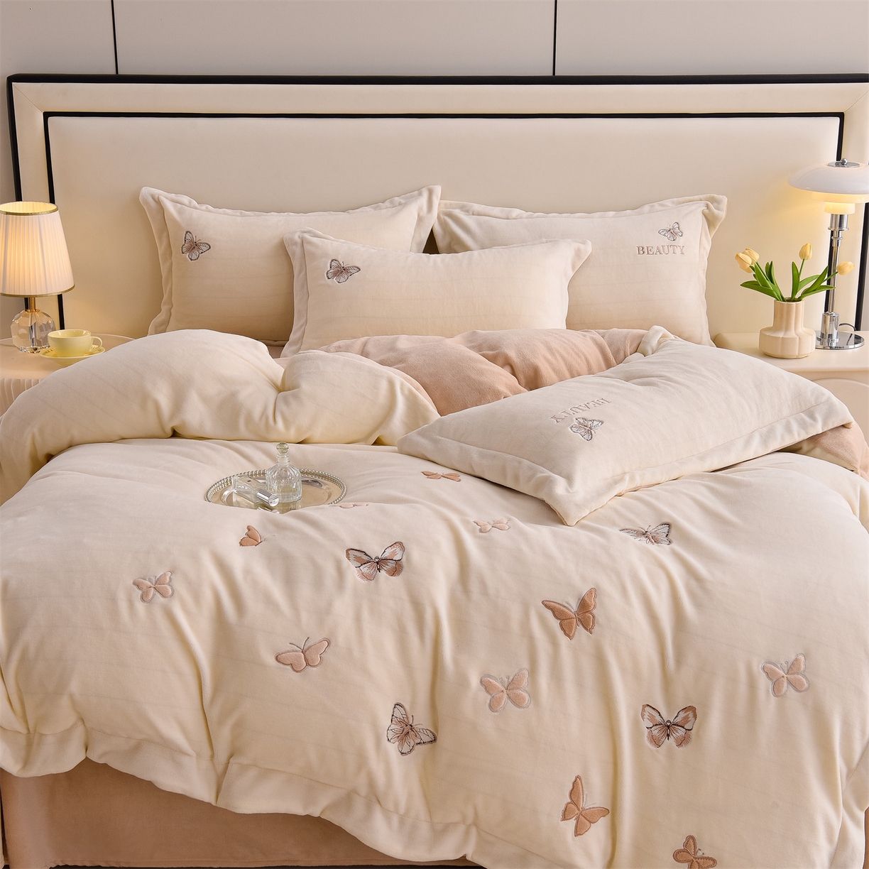 91家纺网 家纺一手货源 找家纺 （总）鼎飞家纺 2025新款加厚牛奶绒蝴蝶绣花四件套-梦蝶