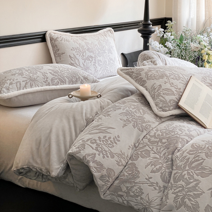 91家纺网 家纺一手货源 找家纺 （总）宜代光年 2025新款小米貂牛奶绒雕花四件套