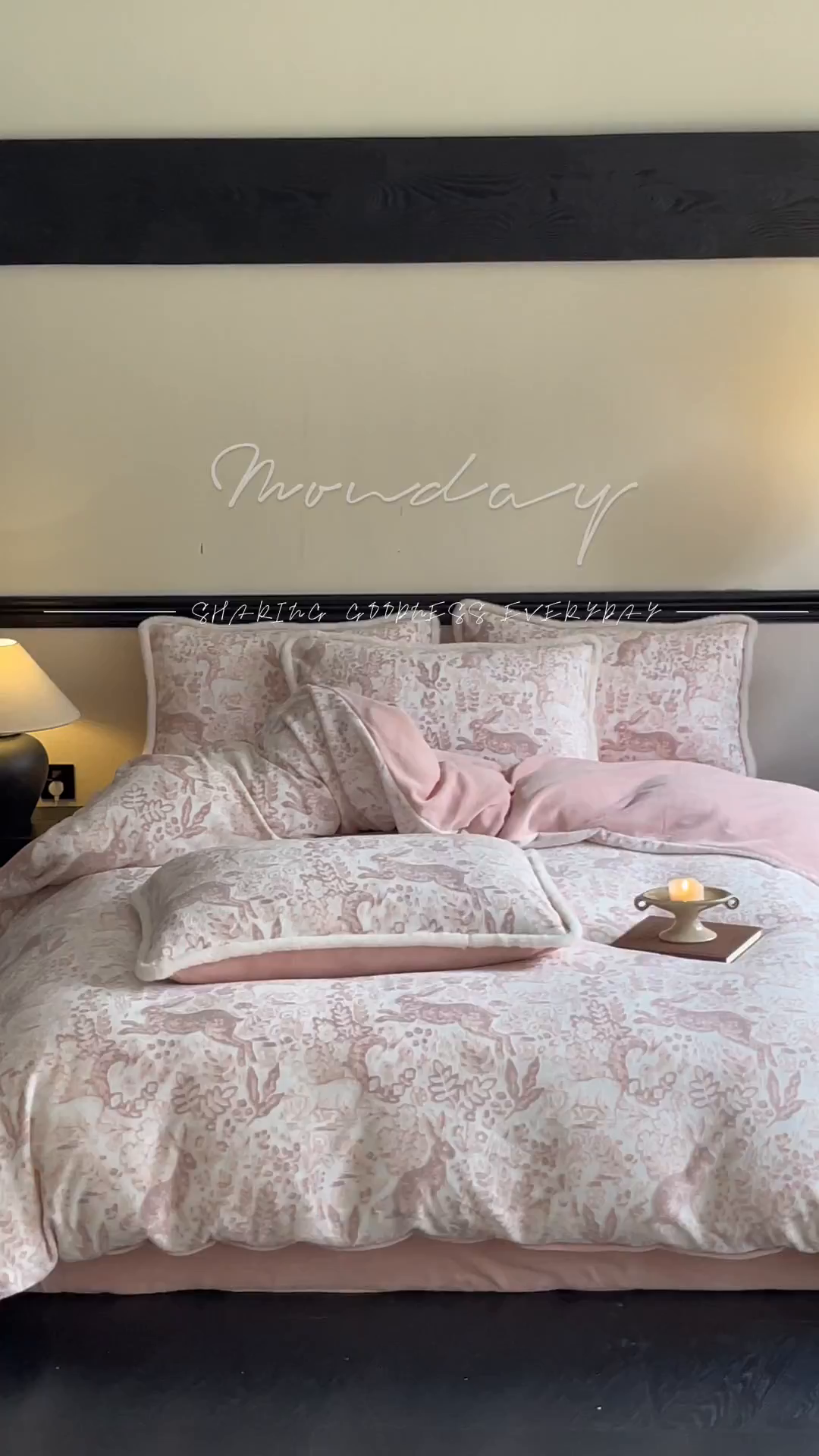 91家纺网 家纺一手货源 找家纺 宜代光年 2025新款小米貂牛奶绒雕花四件套 魔法森林-粉