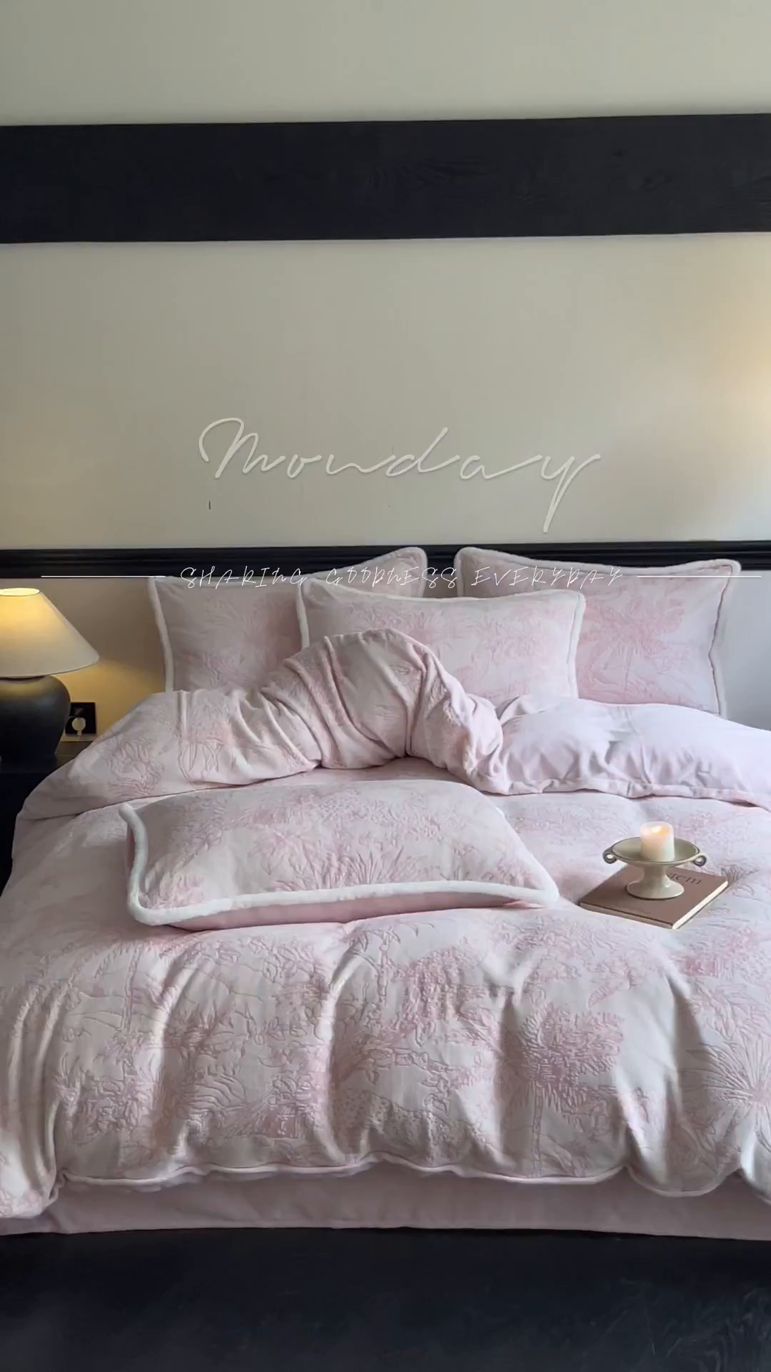 91家纺网 家纺一手货源 找家纺 宜代光年 2025新款小米貂牛奶绒雕花四件套 丛林-粉