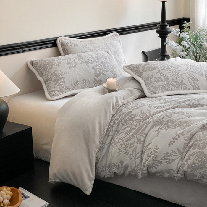 91家纺网 家纺一手货源 找家纺 宜代光年 2025新款小米貂牛奶绒雕花四件套 繁花似锦-灰