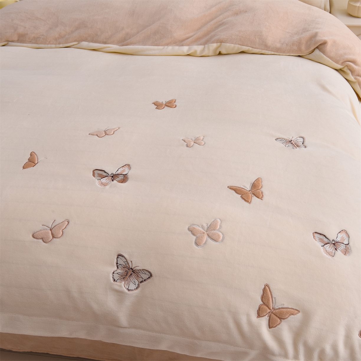 91家纺网 家纺一手货源 找家纺 鼎飞家纺 2025新款加厚牛奶绒蝴蝶绣花四件套-梦蝶 梦蝶-奶咖