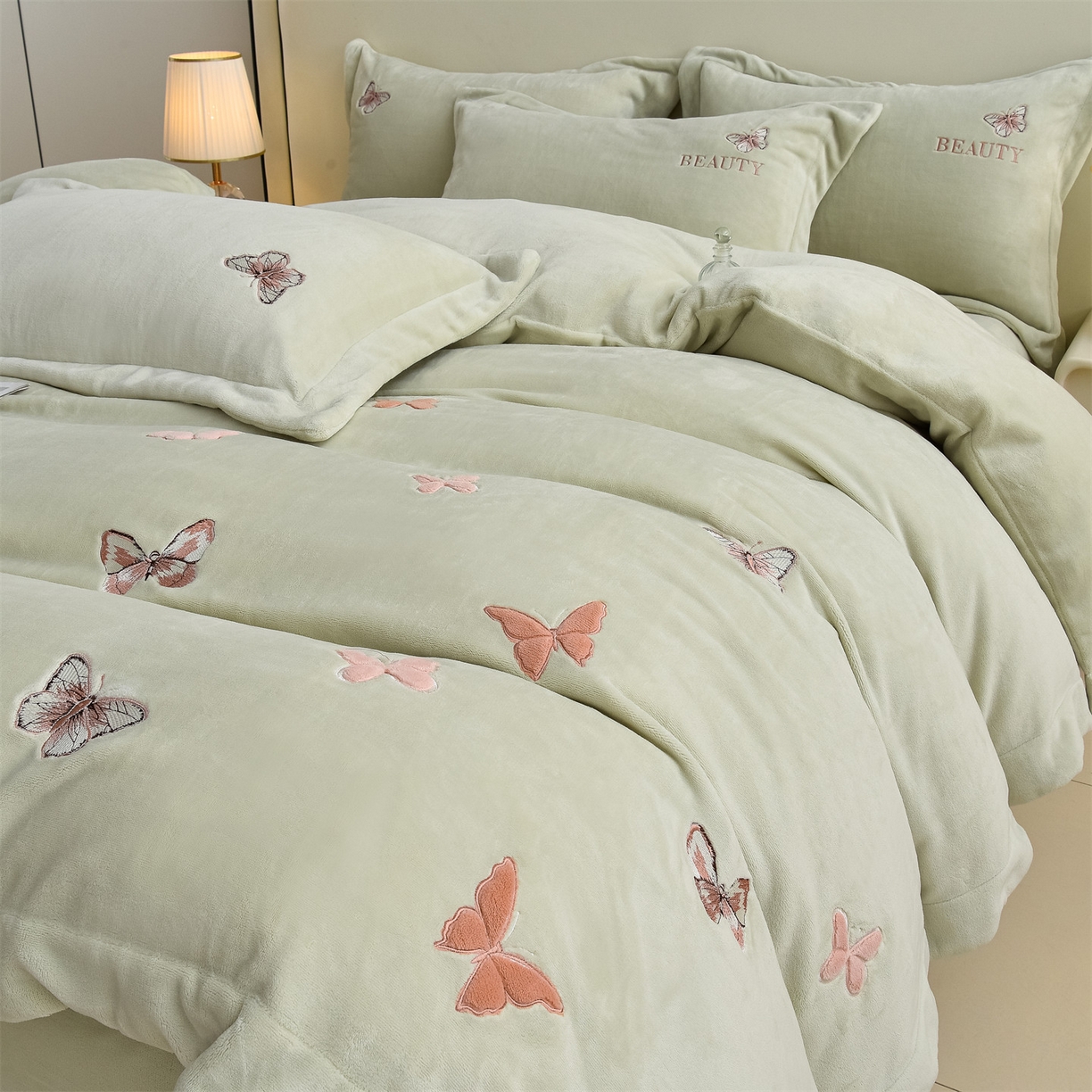 91家纺网 家纺一手货源 找家纺 鼎飞家纺 2025新款加厚牛奶绒蝴蝶绣花四件套-梦蝶 梦蝶-诺绿