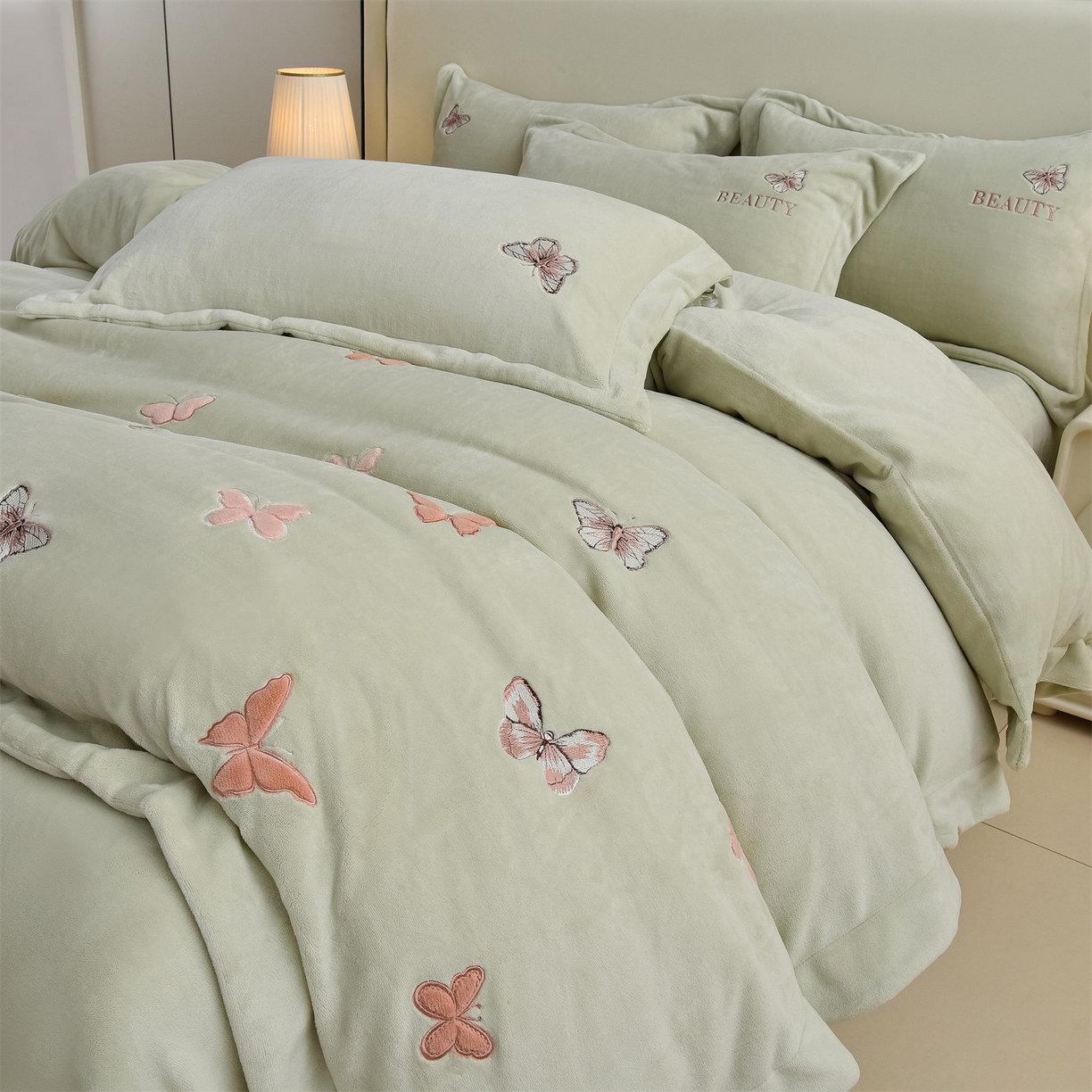 91家纺网 家纺一手货源 找家纺 鼎飞家纺 2025新款加厚牛奶绒蝴蝶绣花四件套-梦蝶 梦蝶-诺绿