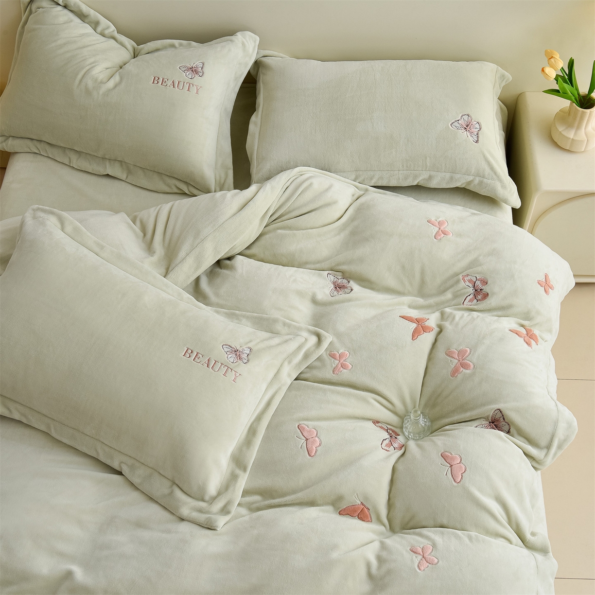 91家纺网 家纺一手货源 找家纺 鼎飞家纺 2025新款加厚牛奶绒蝴蝶绣花四件套-梦蝶 梦蝶-诺绿