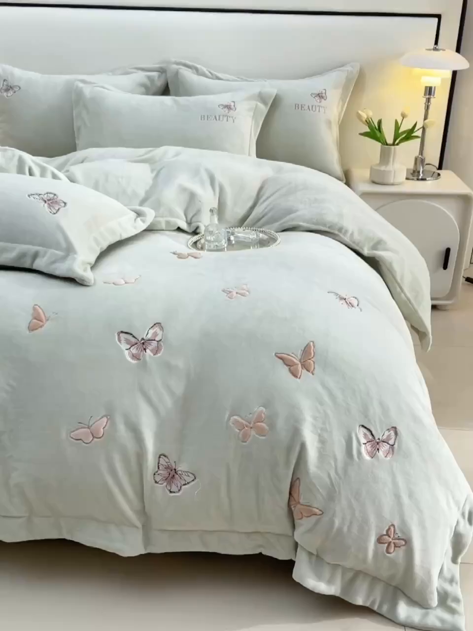 91家纺网 家纺一手货源 找家纺 鼎飞家纺 2025新款加厚牛奶绒蝴蝶绣花四件套-梦蝶 梦蝶-诺绿
