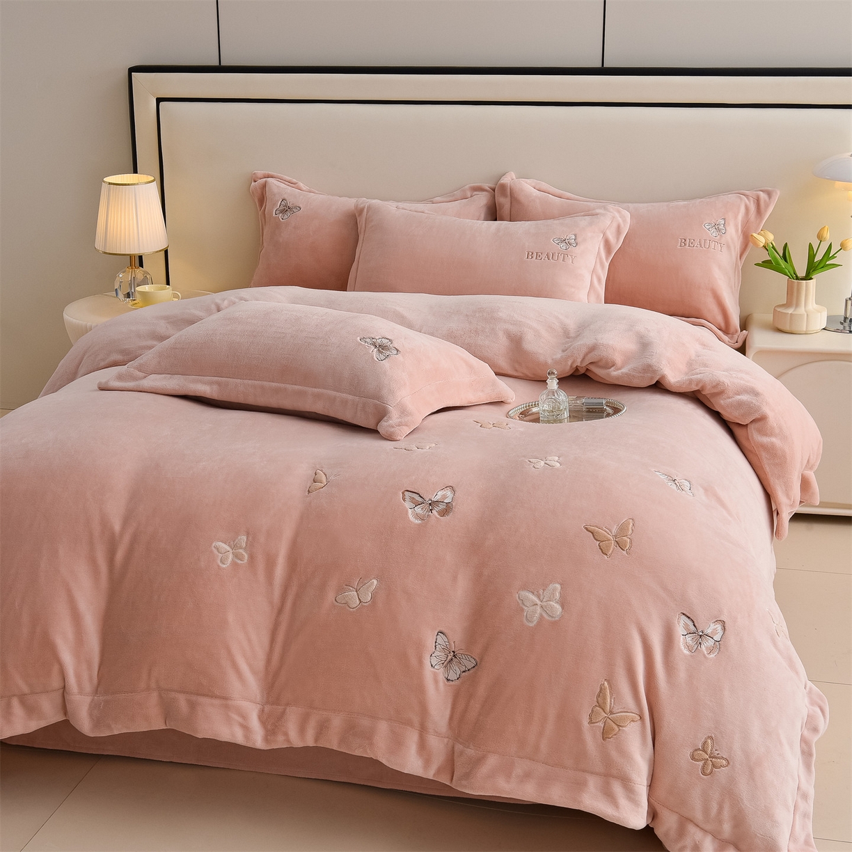 91家纺网 家纺一手货源 找家纺 鼎飞家纺 2025新款加厚牛奶绒蝴蝶绣花四件套-梦蝶 梦蝶-雅粉