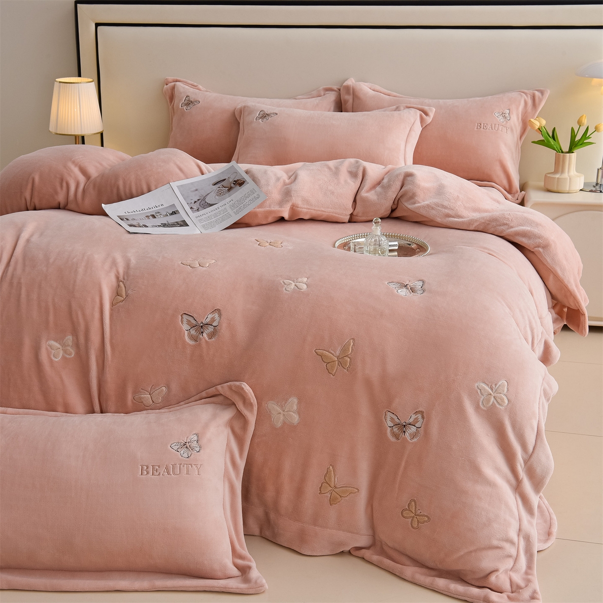 91家纺网 家纺一手货源 找家纺 鼎飞家纺 2025新款加厚牛奶绒蝴蝶绣花四件套-梦蝶 梦蝶-雅粉