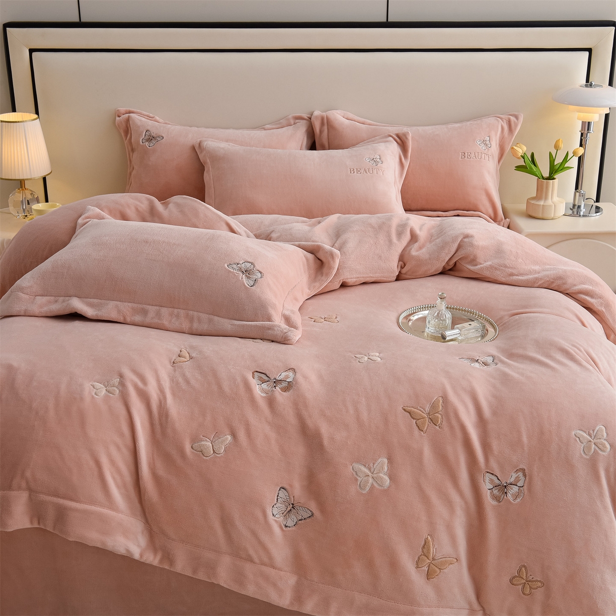 91家纺网 家纺一手货源 找家纺 鼎飞家纺 2025新款加厚牛奶绒蝴蝶绣花四件套-梦蝶 梦蝶-雅粉