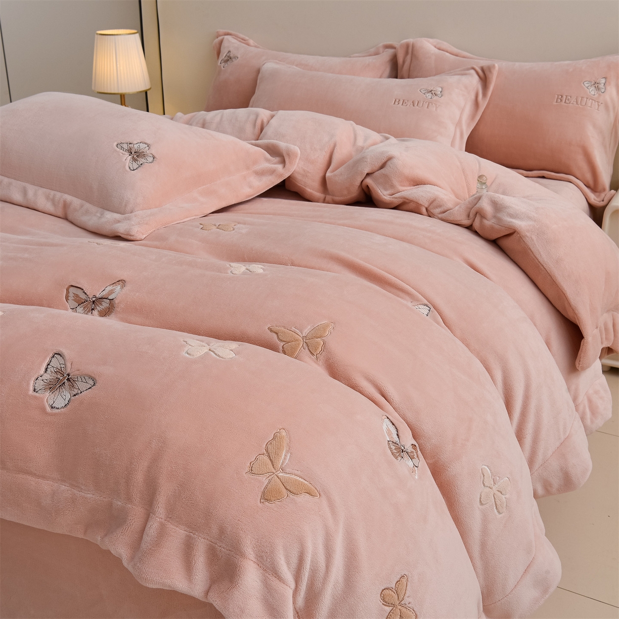 91家纺网 家纺一手货源 找家纺 鼎飞家纺 2025新款加厚牛奶绒蝴蝶绣花四件套-梦蝶 梦蝶-雅粉