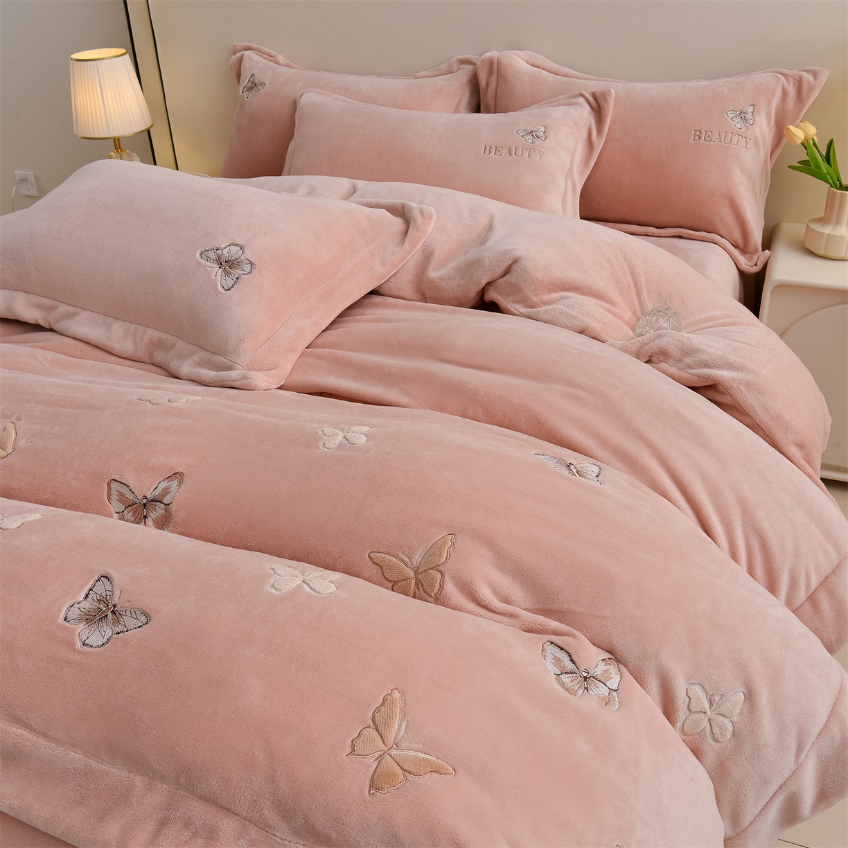 91家纺网 家纺一手货源 找家纺 鼎飞家纺 2025新款加厚牛奶绒蝴蝶绣花四件套-梦蝶 梦蝶-雅粉