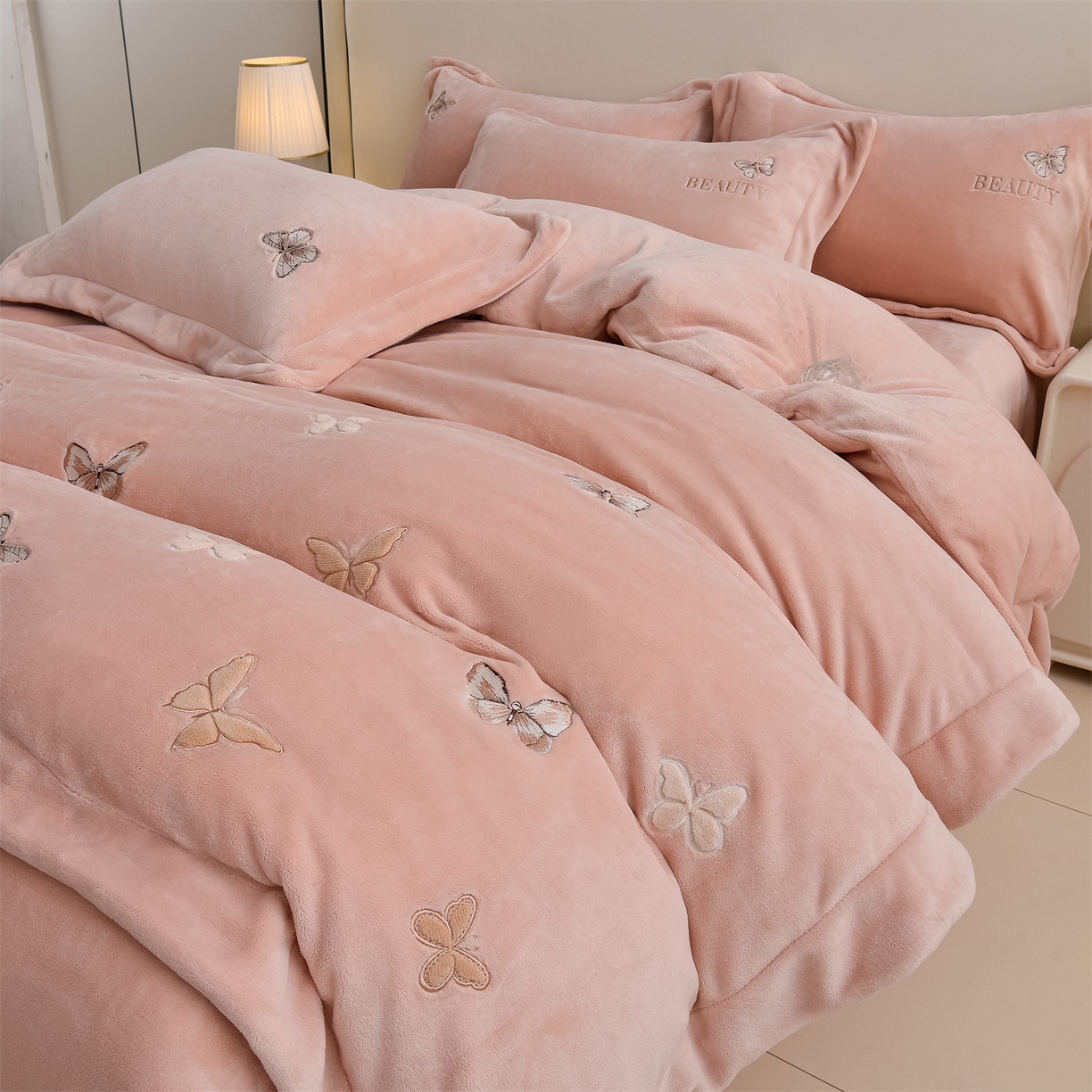 91家纺网 家纺一手货源 找家纺 鼎飞家纺 2025新款加厚牛奶绒蝴蝶绣花四件套-梦蝶 梦蝶-雅粉