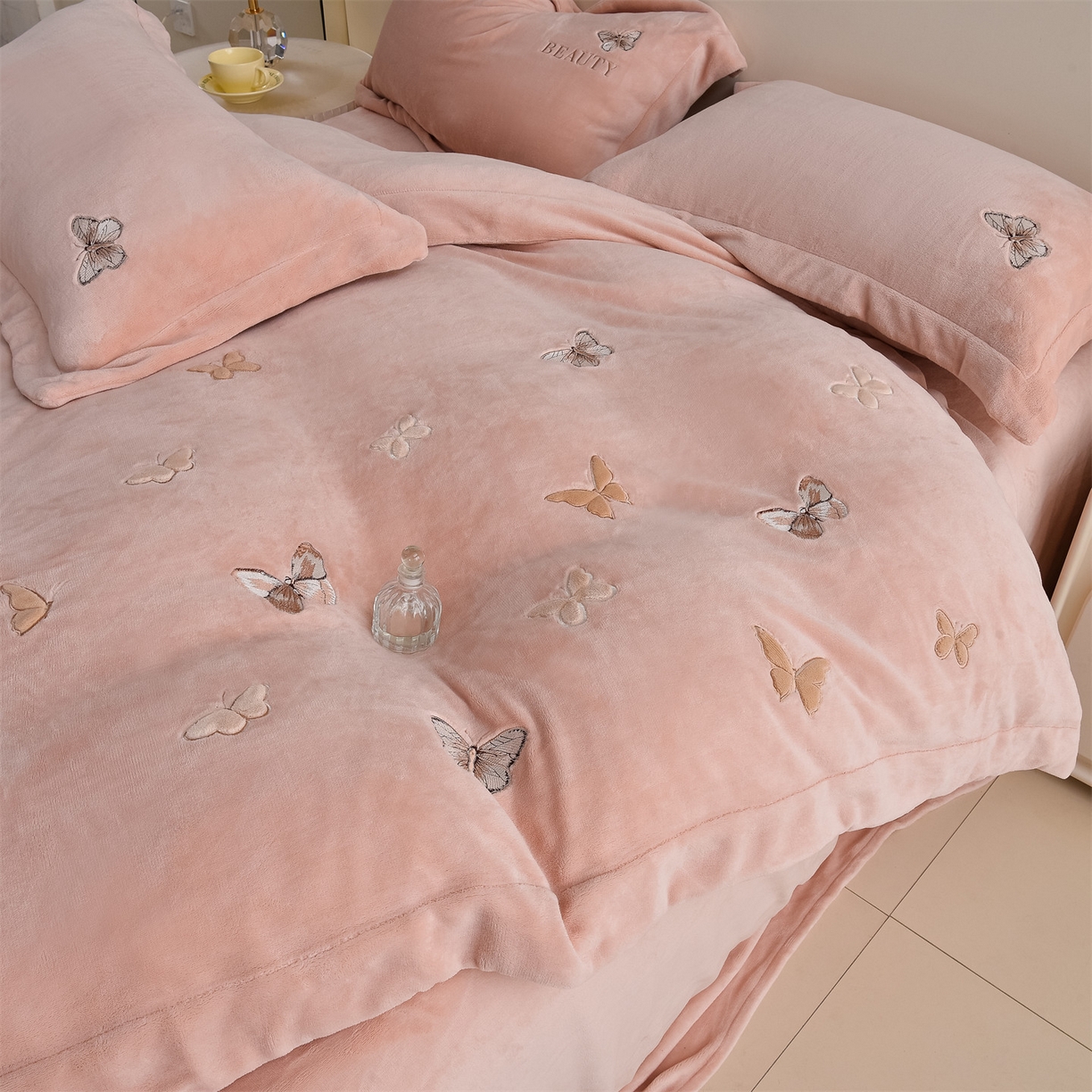 91家纺网 家纺一手货源 找家纺 鼎飞家纺 2025新款加厚牛奶绒蝴蝶绣花四件套-梦蝶 梦蝶-雅粉