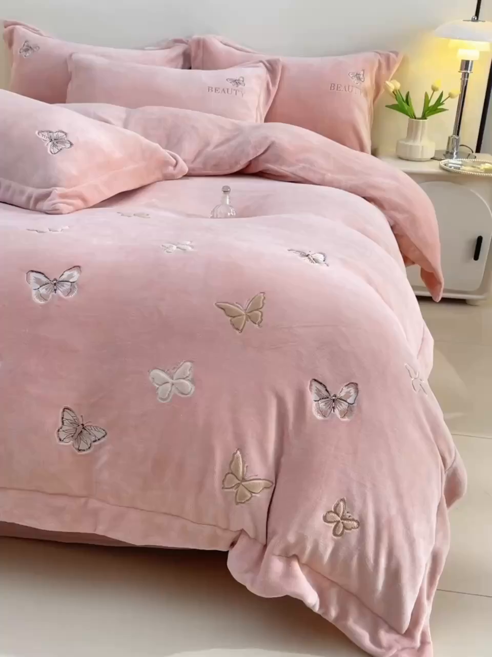 91家纺网 家纺一手货源 找家纺 鼎飞家纺 2025新款加厚牛奶绒蝴蝶绣花四件套-梦蝶 梦蝶-雅粉