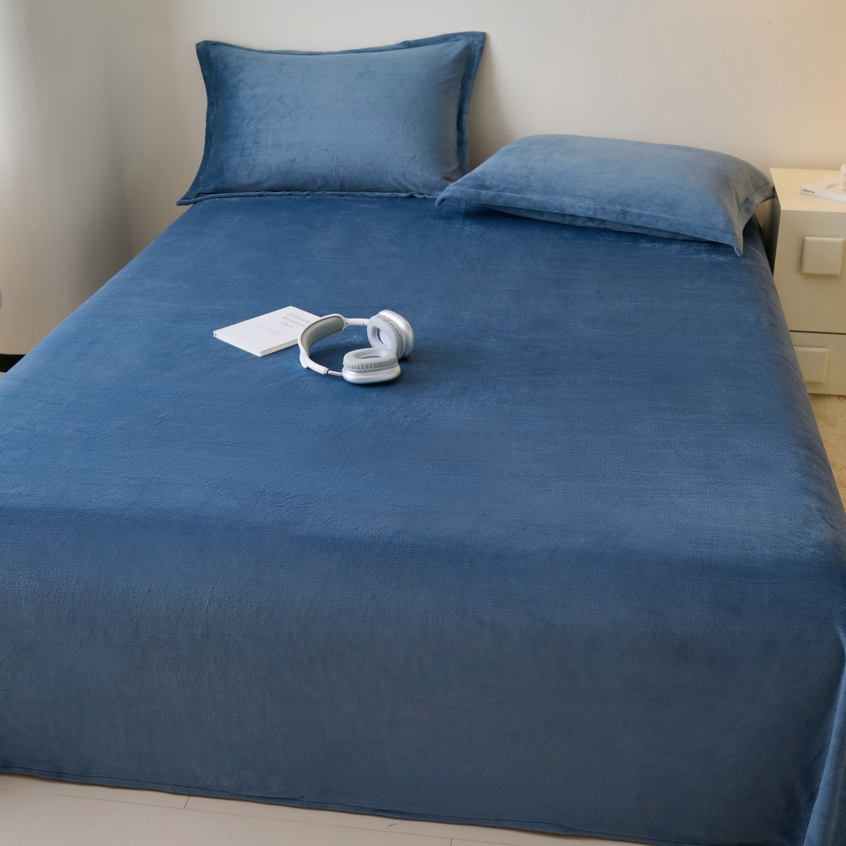 91家纺网 家纺一手货源 找家纺 简爱家纺 2025新款高克重牛奶绒枕套 宾利蓝