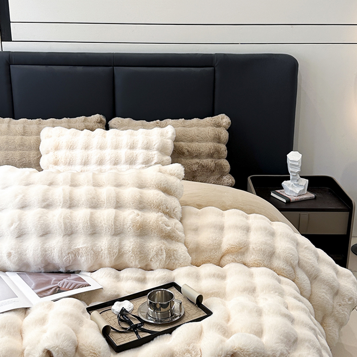 91家纺网 家纺一手货源 找家纺 宜代光年 2025新款托斯卡纳仿兔绒四件套-炫彩兔毛套件 托卡兔绒-白咖色