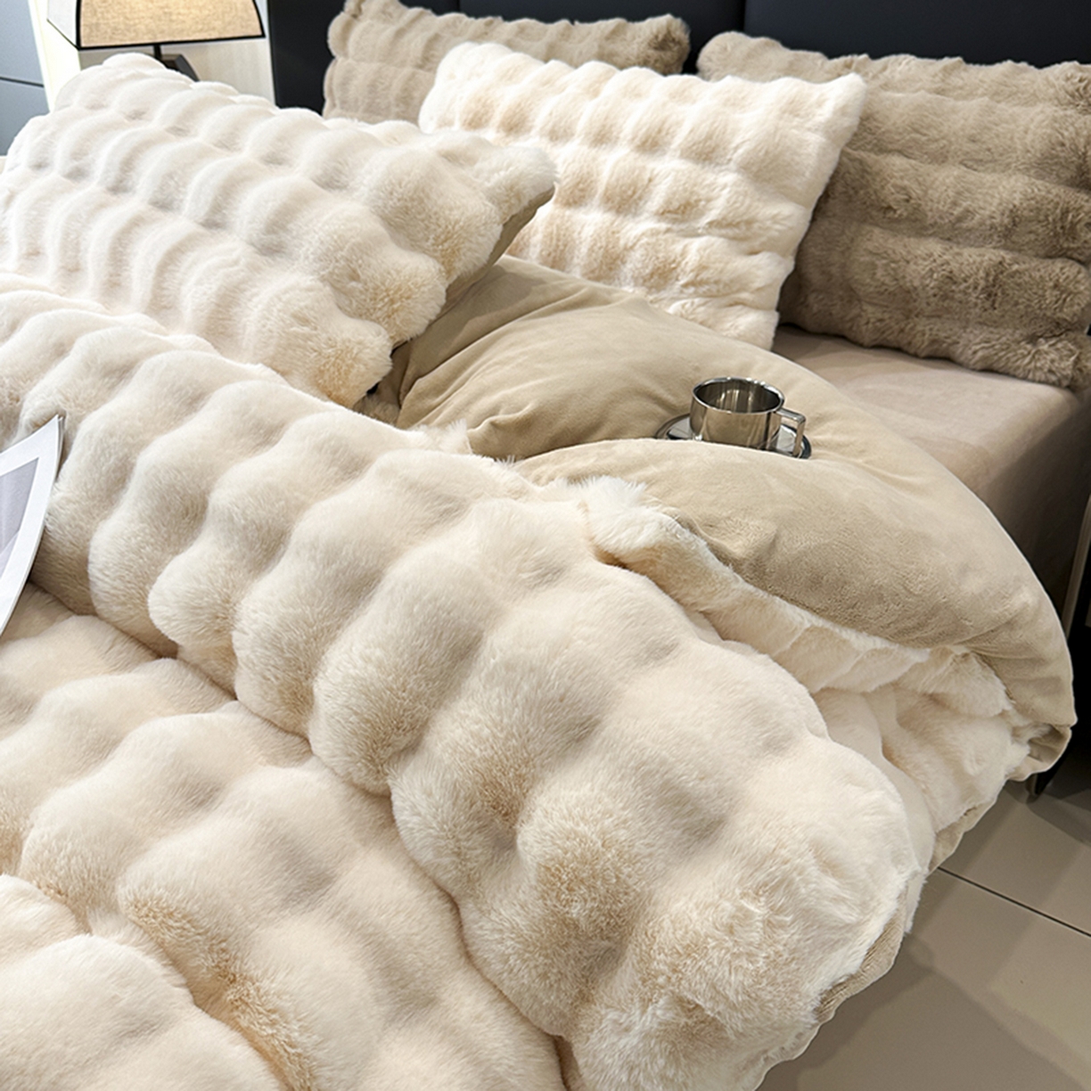 91家纺网 家纺一手货源 找家纺 宜代光年 2025新款托斯卡纳仿兔绒四件套-炫彩兔毛套件 托卡兔绒-白咖色