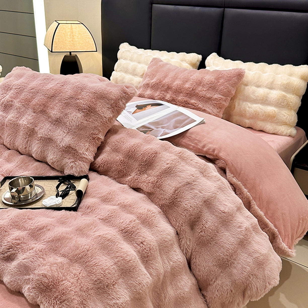 91家纺网 家纺一手货源 找家纺 宜代光年 2025新款托斯卡纳仿兔绒四件套-炫彩兔毛套件 托卡兔绒-粉色