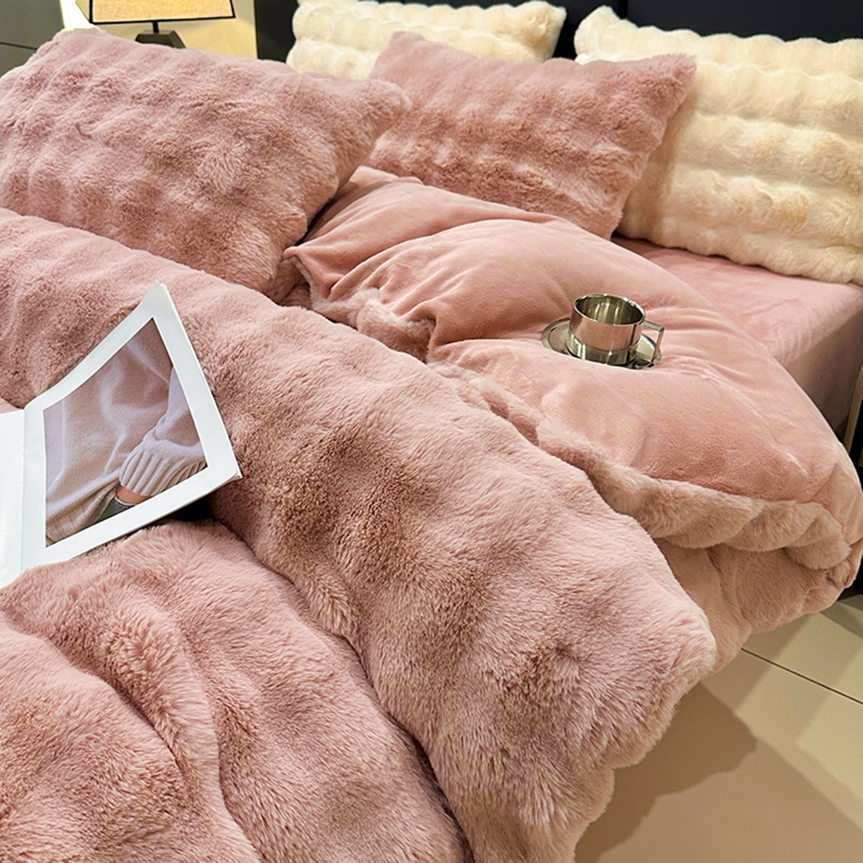 91家纺网 家纺一手货源 找家纺 宜代光年 2025新款托斯卡纳仿兔绒四件套-炫彩兔毛套件 托卡兔绒-粉色